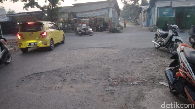 Kerusakan jalan di Jalan Pramuka, Kecamatan Harjamukti, Kota Cirebon