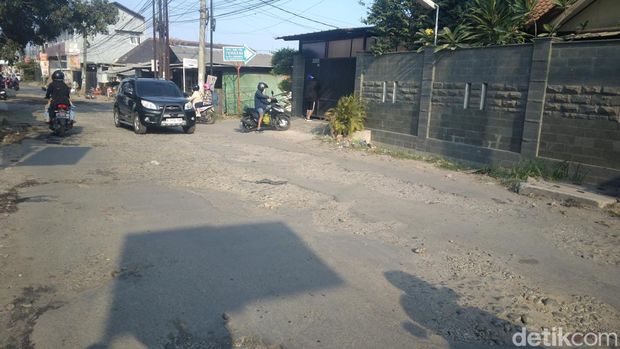 Kerusakan jalan di Jalan Pramuka, Kecamatan Harjamukti, Kota Cirebon