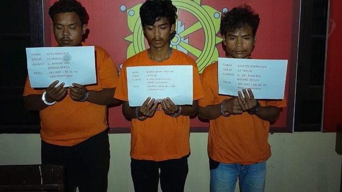 Ketiga pelaku saat diamankan di kantor polisi.