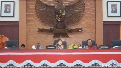 Ketua DPRD NTB Sementara, Baiq Isvie Rupaeda, dan Wakil Ketua Sementara, Lalu Sudiartawan, memimpin rapat paripurna, Jumat (6/9/2024). (Lalu Helmy Akbar/detikBali)