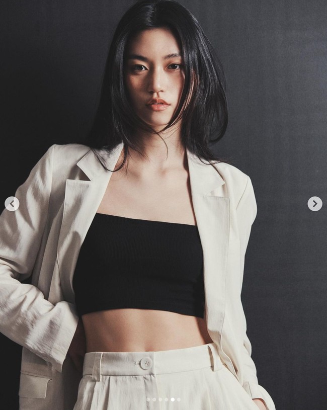 “Aku sangat iri dengan caranya menghasilkan banyak uang saat masih muda dan sekarang bisa belajar di luar negeri,” “Aku harap dia bisa membintangi drama Amerika ke depannya,” “Dia sangat cocok dengan London,” komentar sejumlah netizen melihat penampilan terbaru Kim Doyeon. Foto: dok. Instagram @lafilledhiver_