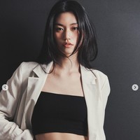 “Aku sangat iri dengan caranya menghasilkan banyak uang saat masih muda dan sekarang bisa belajar di luar negeri,” “Aku harap dia bisa membintangi drama Amerika ke depannya,” “Dia sangat cocok dengan London,” komentar sejumlah netizen melihat penampilan terbaru Kim Doyeon. Foto: dok. Instagram @lafilledhiver_