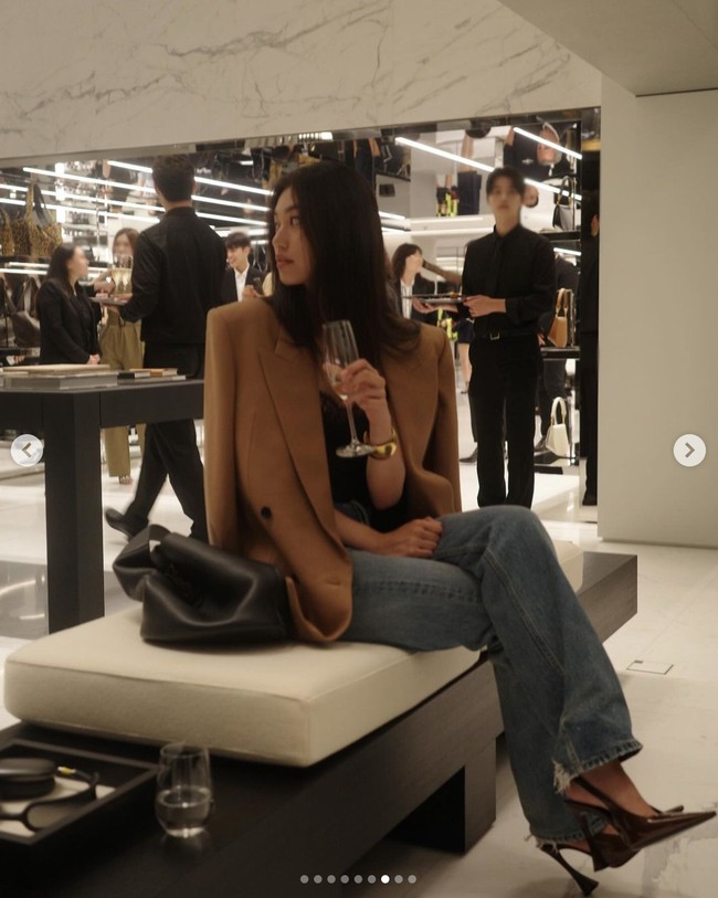 Baru-baru ini, Kim Doyeon kembali ke Korea Selatan untuk menghadiri event rumah mode YSL. Terhitung sudah dua bulan, dirinya menjadi mahasiswa di London. Dia pulang ke rumah untuk urusan pekerjaan. Foto: dok. Instagram @lafilledhiver_