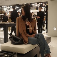 Baru-baru ini, Kim Doyeon kembali ke Korea Selatan untuk menghadiri event rumah mode YSL. Terhitung sudah dua bulan, dirinya menjadi mahasiswa di London. Dia pulang ke rumah untuk urusan pekerjaan. Foto: dok. Instagram @lafilledhiver_