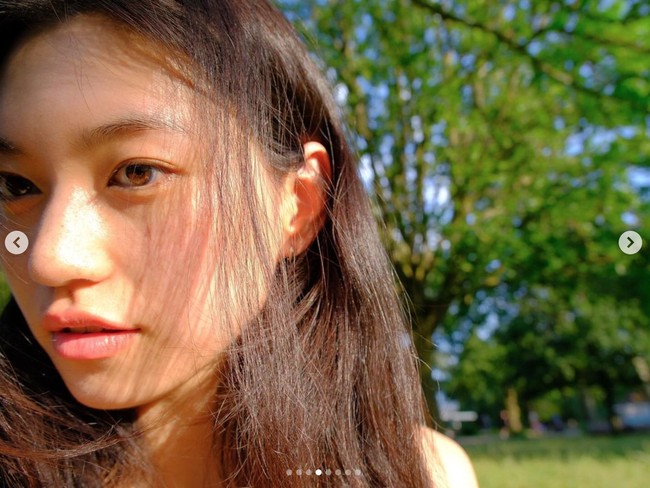 Penampilan Kim Doyeon sebagai mahasiswa perfilman London sontak menjadi perbincangan netizen Korea. Tak sedikit netizen yang berharap Kim Doyeon dapat melanjutkan karier akting di kancah global. Foto: dok. Instagram @lafilledhiver_