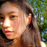 Penampilan Kim Doyeon sebagai mahasiswa perfilman London sontak menjadi perbincangan netizen Korea. Tak sedikit netizen yang berharap Kim Doyeon dapat melanjutkan karier akting di kancah global. Foto: dok. Instagram @lafilledhiver_