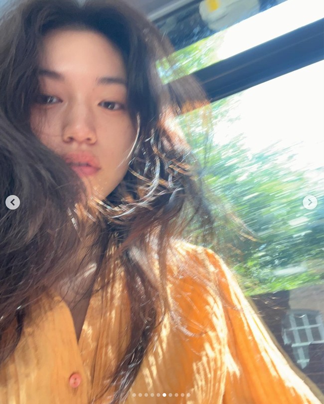 Alih-alih berkarier solo atau melanjutkan akting, Kim Doyeon memilih untuk menempuh pendidikan di London, Inggris. Foto: dok. Instagram @lafilledhiver_