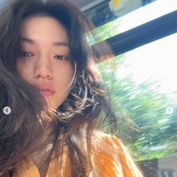 Alih-alih berkarier solo atau melanjutkan akting, Kim Doyeon memilih untuk menempuh pendidikan di London, Inggris. Foto: dok. Instagram @lafilledhiver_