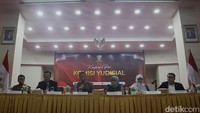 Lima komisioner Komisi Yudisial (KY) dan Sekjen KY memberikan pernyataan pers di gedung KY, Jakarta, Jumat (6/9/2024). Hal itu terkait sikap DPR yang menolak usulan hakim agung oleh KY. Tampak hadir (kiri-kanan) Sekjen KY Arie Sudihar dan komisioner KY Joko Sasmito, Mukti Fajar, Siti Nurdjanah, Sukma Violetta, Binziad Kadafi.