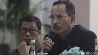 Sebelumnya, DPR menyepakati untuk menolak secara keseluruhan 12 calon hakim agung dan Ad Hoc HAM MA untuk menjalani uji kepatutan dan kelayakan. Hal ini menindaklanjuti temuan dua calon hakim agung karier yang tak sesuai dengan persyaratan pengalaman paling sedikit 20 tahun menjadi hakim, termasuk paling sedikit 3 tahun menjadi hakim tinggi.  