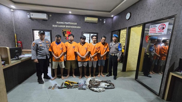 Komplotan pencuri kabel di Surabaya