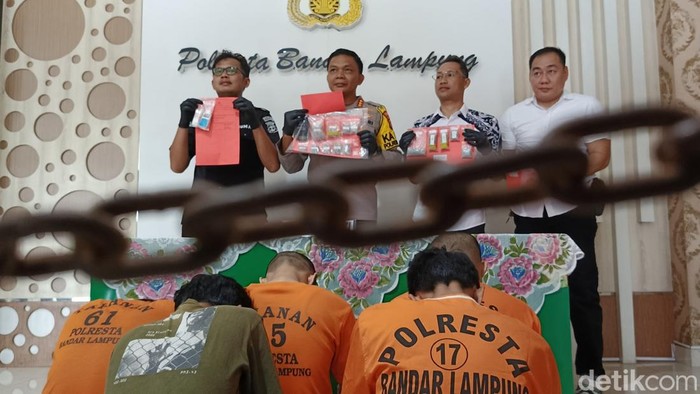 Komplotan pengedar narkoba saat diamankan polisi