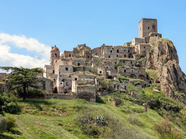 Potret Craco, Kota Mati Tanpa Penduduk Usai Dihajar 3 Bencana Dahsyat