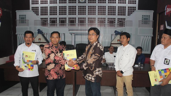 KPU Lebak menyerahkan hasil penelitian administrasi kepada perwakilan tiga pasangan calon Pilbup Lebak. (Foto: dok. Istimewa)