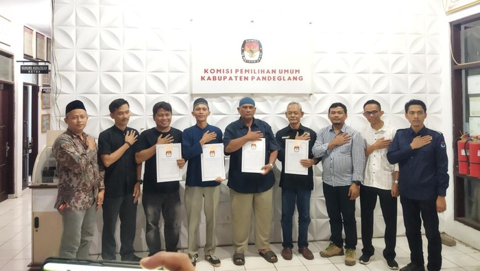 KPU Pandeglang menyerahkan berita acara hasil pemeriksan kesehatan kepada tim bakal pasangan calon.