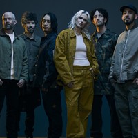 Linkin Park diketahui ditinggal vokalis utamanya, Chester Bennington, yang meninggal pada 2017. Mereka kini tampil dengan formasi baru, salah satunya dengan membawa Emily Armstrong untuk menggantikan Chester. Foto: Linkin Park