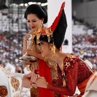Misa akbar yang dipimpin Paus Fransiskus di Gelora Bung Karno (GBK) berlangsung pada Kamis (5/9/2024) dalam rangkaian kunjungan apostolik pertamanya ke Indonesia. Melantunkan lagu ‘Make Me a Channel of Your Peace’ dan ‘The Prayer’ di momen bersejarah tersebut, Lyodra berbalut busana adat. (Foto: dok Instagram)