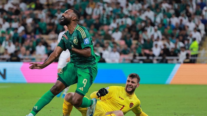 Soccer Football - World Cup - AFC Qualifiers - Group C - Saudi Arabia v Indonesia - King Abdullah Sports City, Jeddah, Saudi Arabia - September 5, 2024 Saudi Arabias Feras Al Brikan in action with Indonesias Maarten Paes REUTERS/Stringer