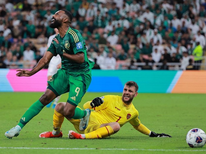 Soccer Football - World Cup - AFC Qualifiers - Group C - Saudi Arabia v Indonesia - King Abdullah Sports City, Jeddah, Saudi Arabia - September 5, 2024 Saudi Arabias Feras Al Brikan in action with Indonesias Maarten Paes REUTERS/Stringer