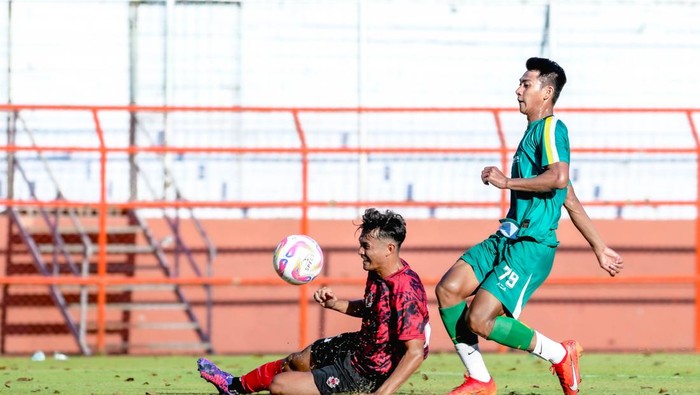 Malik Risaldi dalam laga uji coba Persebaya vs Maestro FC