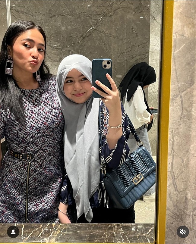 Marshanda memang kerap memposting foto dirinya bareng Sienna di Instagram. Gadis remaja berusia 11 tahun ini mewarisi paras rupawan dari kedua orangtuanya. Foto: Dok. Instagram Marshanda