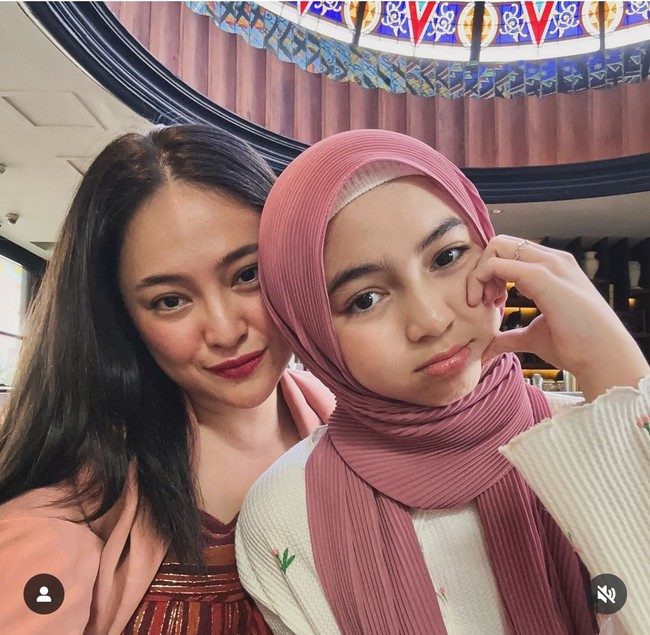 Foto Marshanda bareng Sienna bahkan disebut seperti bestie atau kakak adik. Keduanya tak terlihat seperti ibu anak. Foto: Dok. Instagram Marshanda