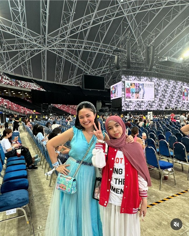 Ini salah satu momen kebersamaan Marshanda dan Sienna saat menikmati konser Taylor Swift. Foto: Dok. Instagram Marshanda