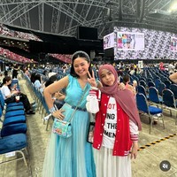 Ini salah satu momen kebersamaan Marshanda dan Sienna saat menikmati konser Taylor Swift. Foto: Dok. Instagram Marshanda