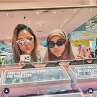 Artis sinetron Bidadari dan putrinya menghabiskan waktu bersama, seperti belanja bareng yang terkesan layaknya seperti sahabat. Foto: Dok. Instagram Marshanda