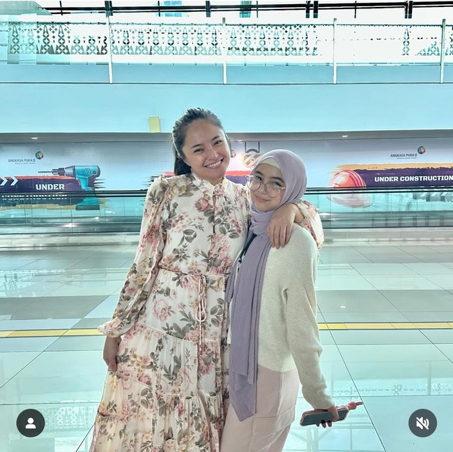 Meskipun pengasuhan Sienna berada di mantan suami Marshanda, Ben Kasyafani, hubungan ibu dan anak ini tetap hangat dan kompak. Foto: Dok. Instagram Marshanda