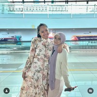 Meskipun pengasuhan Sienna berada di mantan suami Marshanda, Ben Kasyafani, hubungan ibu dan anak ini tetap hangat dan kompak. Foto: Dok. Instagram Marshanda