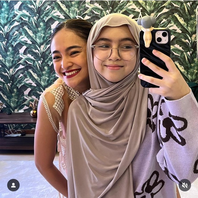 Sienna Ameerah Kasyafani, putri Marshanda kini beranjak remaja. Setelah mantap memutuskan berhijab, Sienna sering terlihat di berbagai momen bareng ibunya. Foto: Dok. Instagram Marshanda
