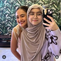 Sienna Ameerah Kasyafani, putri Marshanda kini beranjak remaja. Setelah mantap memutuskan berhijab, Sienna sering terlihat di berbagai momen bareng ibunya. Foto: Dok. Instagram Marshanda