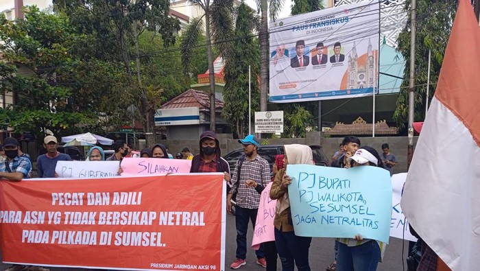 Massa demo agar ASN jaga netralitas saat Pilkada 2024.