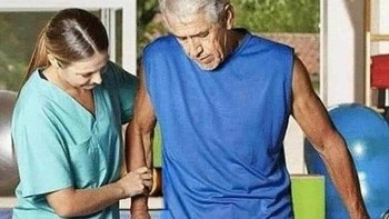 Dan... lututku sakit lagi. Foto: International Laughing Hour via Bored Panda