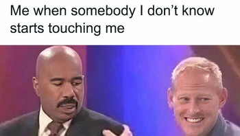 Baru ketemu udah pegang-pegang, dih. Foto: International Laughing Hour via Bored Panda