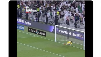 Penampilan Maarten Paes banyak dipuji, termasuk saat menggagalkan penalti Arab Saudi. Foto: Twitter/X