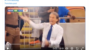 Netizen juga menyoroti pelatih Arab Saudi Roberto Mancini yang terlihat tantrum dan frustrasi. Foto: Twitter/X