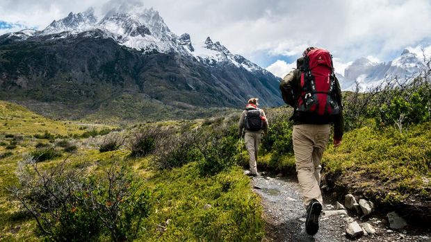Mendaki Gunung Ilustrasi orang mendaki gunung