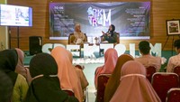 Selain pameran foto, seminar terkait fotografi turut menjadi rangkaian acara yaitu seminar “Cara Membuat Portofolio yang Menarik dalam Bidang Fotografi” oleh Framadhani Harahap seorang Fashion Fotografer dan Konten Kreator.  