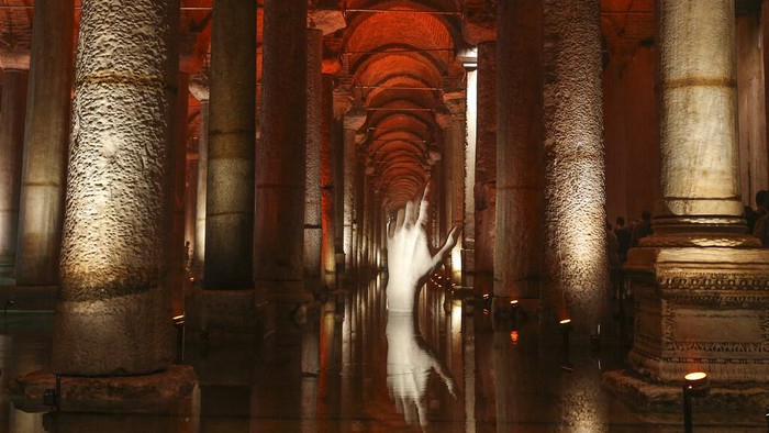 Menjelajahi Tangki Air Kuno Termegah Era Bizantium di Turki Visitors walk along the Byzantine-era Basilica Cistern in Istanbul, Turkey, Tuesday, Sept. 3, 2024. (AP Photo/Khalil Hamra)