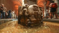 Sedangkan bagian yang paling mencolok adalah dua kepala raksasa yang dibangun menyerupai mitos raksasa Medusa. Kepala Medusa digunakan sebagai penyangga di bawah dua kolom di sisi barat tangki. Kemudian yang satunya lagi diletakkan dalam posisi terbalik dan miring ke samping.  