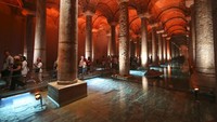 Bagian-bagian Tangki Air Basilika era Bizantium terlihat berada 20 meter, 65 kaki, di bawah tanah di Istanbul, Turki, Selasa (3/9/2024).  
