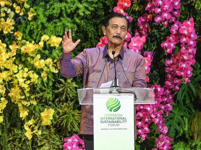 Menko Marves Luhut Binsar Pandjaitan menyampaikan sambutannya saat menutup acara Indonesia Internasional Sustainability Forum (ISF) 2024 di Jakarta Convention Center (JCC), Senayan, Jakarta, Jumat (6/9/2024). ANTARA FOTO/Asprilla Dwi Adha/foc.