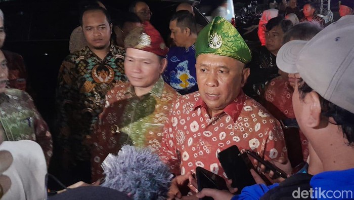 Menkop UKM Teten Masduki saat diwawancara awak media di Palembang.