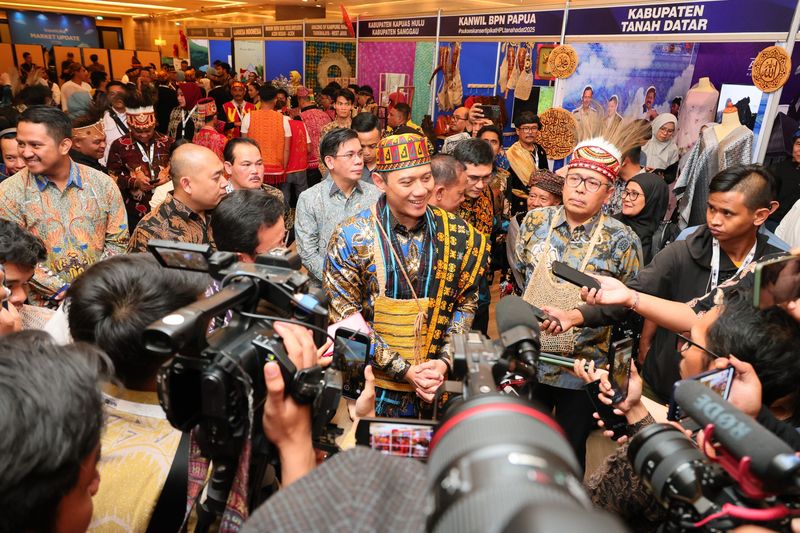 Menteri ATR/BPN Agus Harimurti Yudhoyono memberi sertifikat untuk tanah ulayat masyarakat adat. (Dok Kementerian ATR/BPN)