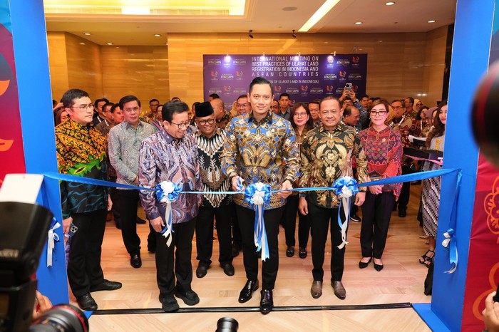 Menteri ATR/BPN Agus Harimurti Yudhoyono memberi sertifikat untuk tanah ulayat masyarakat adat. (Dok Kementerian ATR/BPN)