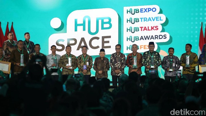 Menteri Perhubungan Budi Karya Sumadi memberikan penghargaan kepada tiga Menteri Perhubungan sebelumnya.(Foto: Pradita Utama)