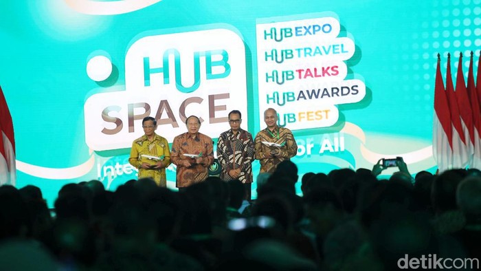 Menteri Perhubungan Budi Karya Sumadi memberikan penghargaan kepada tiga Menteri Perhubungan sebelumnya.(Foto: Pradita Utama)