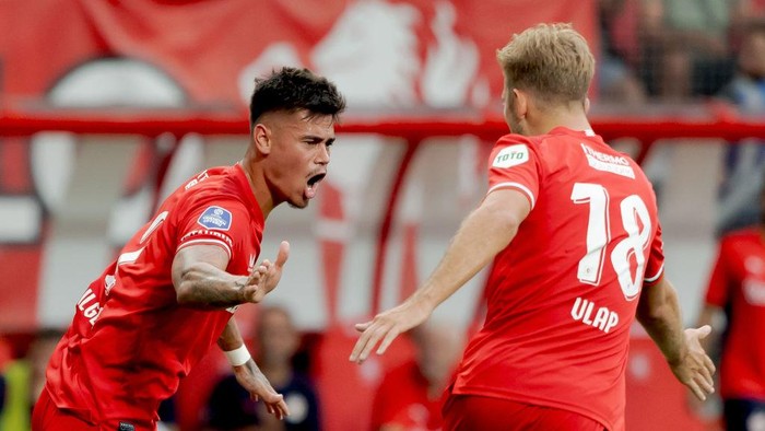 ENSCHEDE, NETHERLANDS - AUGUST 13: Mees Hilgers of FC Twente celebrating 1-2 with Michel Vlap of FC Twente  during the UEFA Champions League  match between Fc Twente v RB Salzburg at the De Grolsch Veste on August 13, 2024 in Enschede Netherlands (Photo by Jeroen van den Berg/Soccrates/Getty Images)